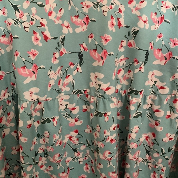 SHEIN LUNE Plus Ditsy Floral Print Butterfly Sleeve Peplum Tee - Picture 4 of 4